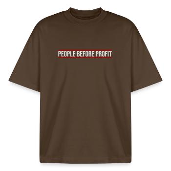 People Before Profit Aktivismus Gerechtigkeit Logo - Boxy Heavyweight Unisex Organic T-Shirt von Stanley/Stella - Dunkelbraun - Vorne - AI Model Male 185 light (185cm) & AI Model Female 172 dark (172cm)