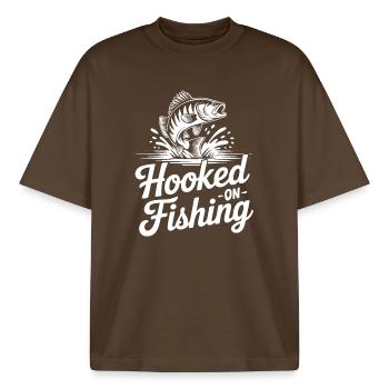 Hooked on Fishing – Fischmotiv - Boxy Heavyweight Unisex Organic T-Shirt von Stanley/Stella - Dunkelbraun - Vorne - AI Model Male 185 light (185cm) & AI Model Female 172 dark (172cm)
