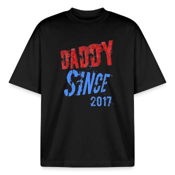 DADY SINCE - Boxy Heavyweight Unisex Organic T-Shirt von Stanley/Stella - Schwarz - Vorne - AI Model Male 185 light (185cm) & AI Model Female 172 dark (172cm)