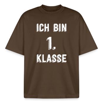 Ich bin 1. Klasse – Retro Schrift - Boxy Heavyweight Unisex Organic T-Shirt von Stanley/Stella - Dunkelbraun - Vorne - AI Model Male 185 light (185cm) & AI Model Female 172 dark (172cm)