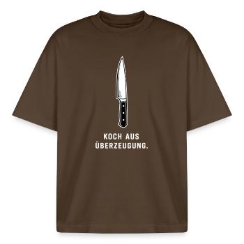 Koch aus Überzeugung – Messer Shirt - Boxy Heavyweight Unisex Organic T-Shirt von Stanley/Stella - Dunkelbraun - Vorne - AI Model Male 185 light (185cm) & AI Model Female 172 dark (172cm)
