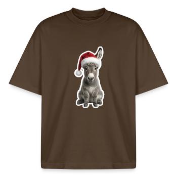 Poulain d’âne gris à la crèche - T-shirt unisexe boxy épais biologique Stanley/Stella - marron foncé - Devant - AI Model Male 185 light (185cm) & AI Model Female 172 dark (172cm)
