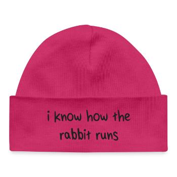 I Know How The Rabbit Runs Denglisch Sprichwort - Baby Organic Mütze - Weiß - Vorne