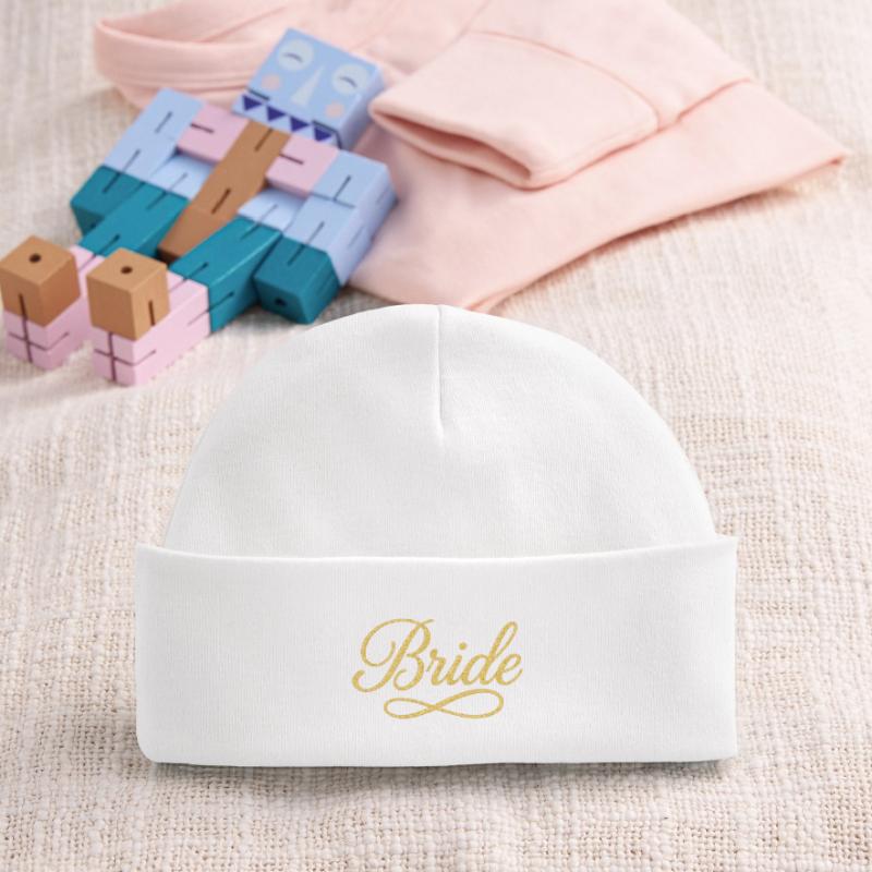 Conception élégante de script de mariée en or Bonnet bébé bio
