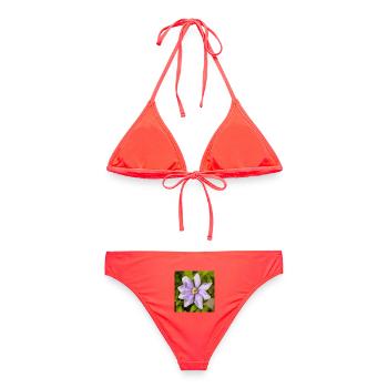Lila Clematis-Blüte, die zwischen grünen Blättern blüht - Frauen Bikini - Korallenrot - Hinten - AI Model Female 172 dark (172cm)