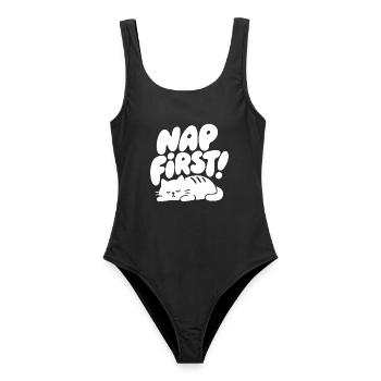 Nap First – Schlafende Katze für Katzenfans - Frauen Badeanzug - Schwarz - Vorne - AI Model Female 172 light (172cm)
