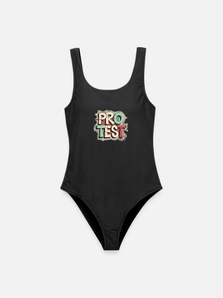 Protest aber bunt | Cooles Streetwear-Typo-Shirt - Frauen Badeanzug - Schwarz
