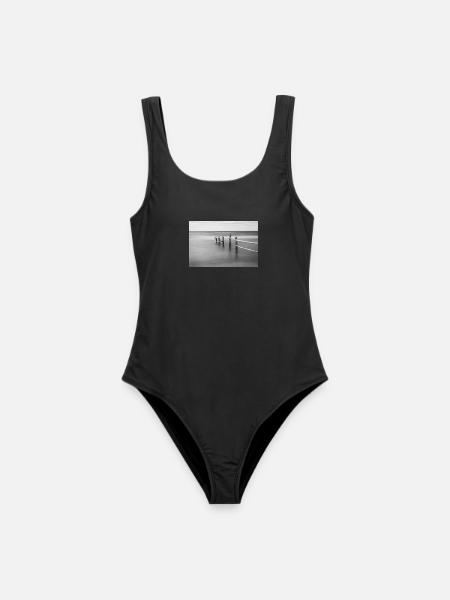 Weststrand: Zaun im Meer (Schwarz-Weiß) - Frauen Badeanzug - Schwarz