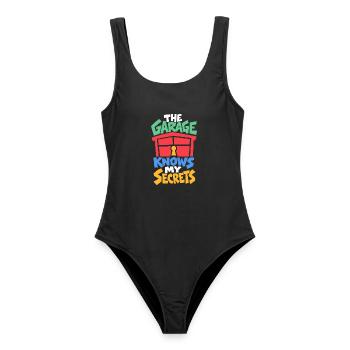 Garage Geheimnisse – The Garage Knows My Secrets - Frauen Badeanzug - Schwarz - Vorne - AI Model Female 172 light (172cm)