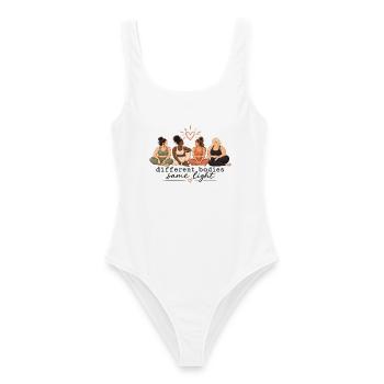 Different Bodies Same Light – Body Positivity - Frauen Badeanzug - Weiß - Vorne - AI Model Female 172 dark (172cm)