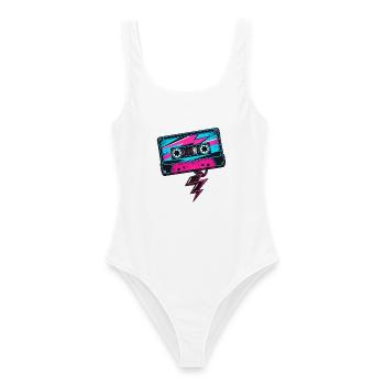 B-Seite: Retro-Kassette und Musikstrahl - Frauen Badeanzug - Weiß - Vorne - AI Model Female 172 dark (172cm)
