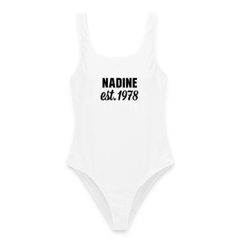 Nadine est 1978 - Frauen Badeanzug - Weiß - Vorne - AI Model Female 172 dark (172cm)