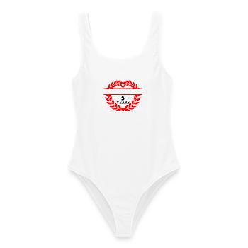 Bannière nominative cinq ans, couronne de laurier en forme de cœur - Maillot de bain femme - blanc - Devant - AI Model Female 172 dark (172cm)