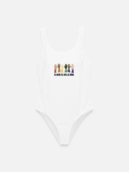 ALL COLORS. ALL LOVES. ALL HUMAN. - Frauen Badeanzug - Weiß