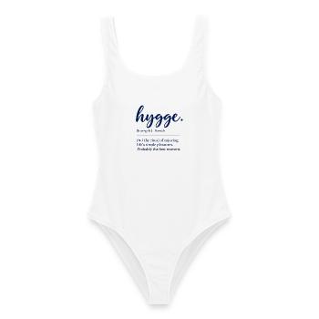 hygge - Definition - Dänemark - Denmark - Frauen Badeanzug - Weiß - Vorne - AI Model Female 172 dark (172cm)