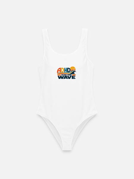 ADHD – Ride the Wave | Retro-Sonne & Welle - Frauen Badeanzug - Weiß