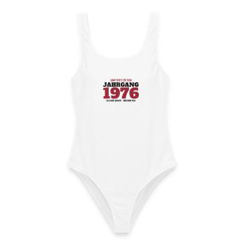Jahrgang 1976 Limitierte Edition – 50. Geburtstag - Frauen Badeanzug - Weiß - Vorne - AI Model Female 172 dark (172cm)