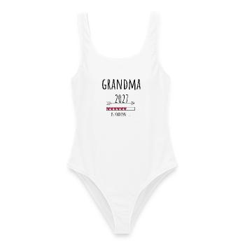 Pregnancy Announcement – Oma 2027 Geschenk - Frauen Badeanzug - Weiß - Vorne - AI Model Female 172 dark (172cm)
