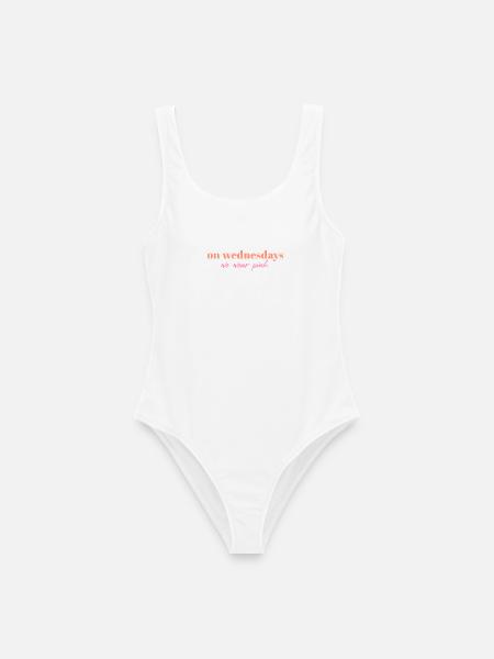 On Wednesdays We Wear Pink | Mean Girls Quote Desi - Frauen Badeanzug - Weiß