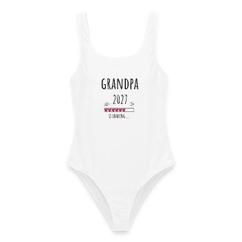 Pregnancy Announcement – Opa 2027 Geschenk - Frauen Badeanzug - Weiß - Vorne - AI Model Female 172 dark (172cm)