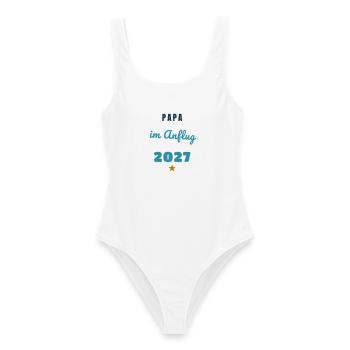 Papa im Anflug 2027 Baby unterwegs - Frauen Badeanzug - Weiß - Vorne - AI Model Female 172 dark (172cm)