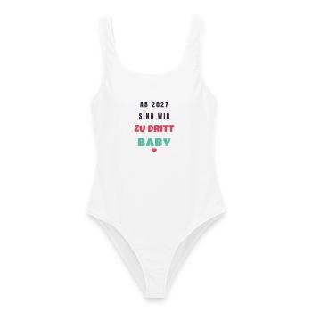 Ab 2027 sind wir zu dritt Baby Schwanger Fest - Frauen Badeanzug - Weiß - Vorne - AI Model Female 172 dark (172cm)