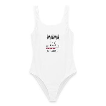 Werdende Mama 2027 – Schwangerschaft Verkünden - Frauen Badeanzug - Weiß - Vorne - AI Model Female 172 dark (172cm)