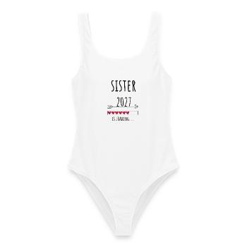 Pregnancy Announcement – Schwester 2027 Geschenk - Frauen Badeanzug - Weiß - Vorne - AI Model Female 172 dark (172cm)
