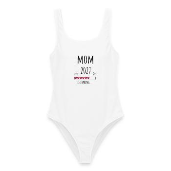 Pregnancy Announcement – Mama 2027 Geschenk - Frauen Badeanzug - Weiß - Vorne - AI Model Female 172 dark (172cm)