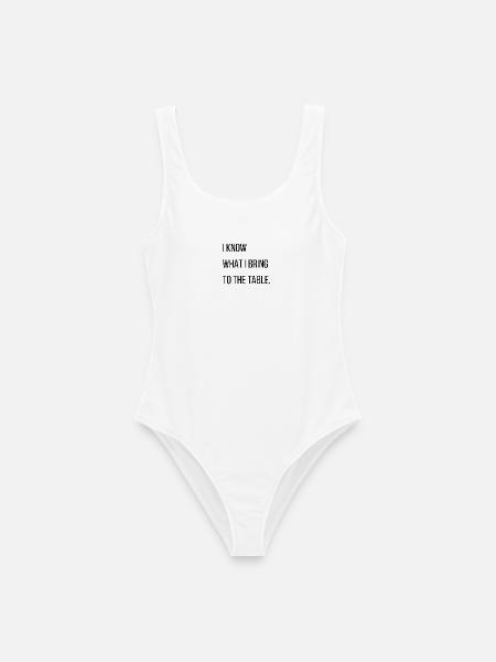 i_KNOW_WHAT_I_BRING_TO_THE_TABLE- - Frauen Badeanzug - Weiß
