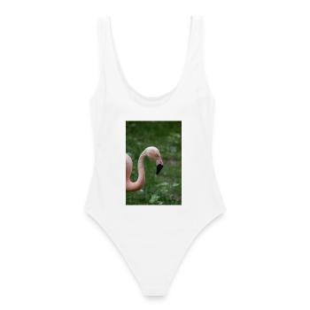 Nahaufnahme eines rosa Flamingos vor Grün - Frauen Badeanzug - Weiß - Hinten - AI Model Female 172 dark (172cm)