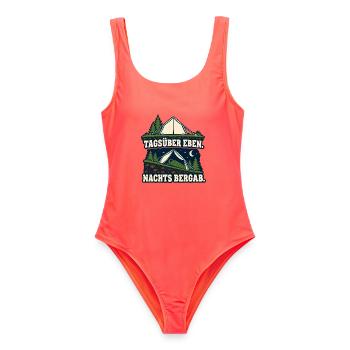 Tagsüber eben. Nachts bergab. – Camping - Frauen Badeanzug - Korallenrot - Vorne - AI Model Female 172 light (172cm)