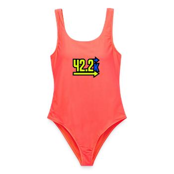  Stolzer 42.2k Marathon Finisher - Frauen Badeanzug - Korallenrot - Vorne - AI Model Female 172 light (172cm)