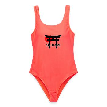 Shibari unter Torii und roter Sonne (schwarz) - Frauen Badeanzug - Korallenrot - Vorne - AI Model Female 172 light (172cm)