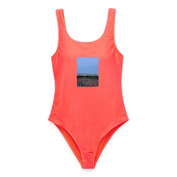 Panorama Tennisanlage über Stadt - Frauen Badeanzug - Korallenrot - Vorne - AI Model Female 172 light (172cm)