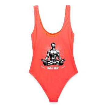 Don't Trip-_Man_yoga_lotus_pose - Frauen Badeanzug - Korallenrot - Hinten - AI Model Female 172 light (172cm)