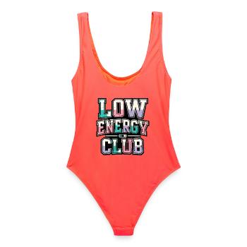 Low Energy Club Retro Statement im College-Stil - Frauen Badeanzug - Korallenrot - Hinten - AI Model Female 172 light (172cm)