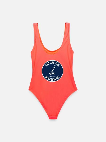 Quitting Time Windsurfing Emblem - Frauen Badeanzug - Korallenrot
