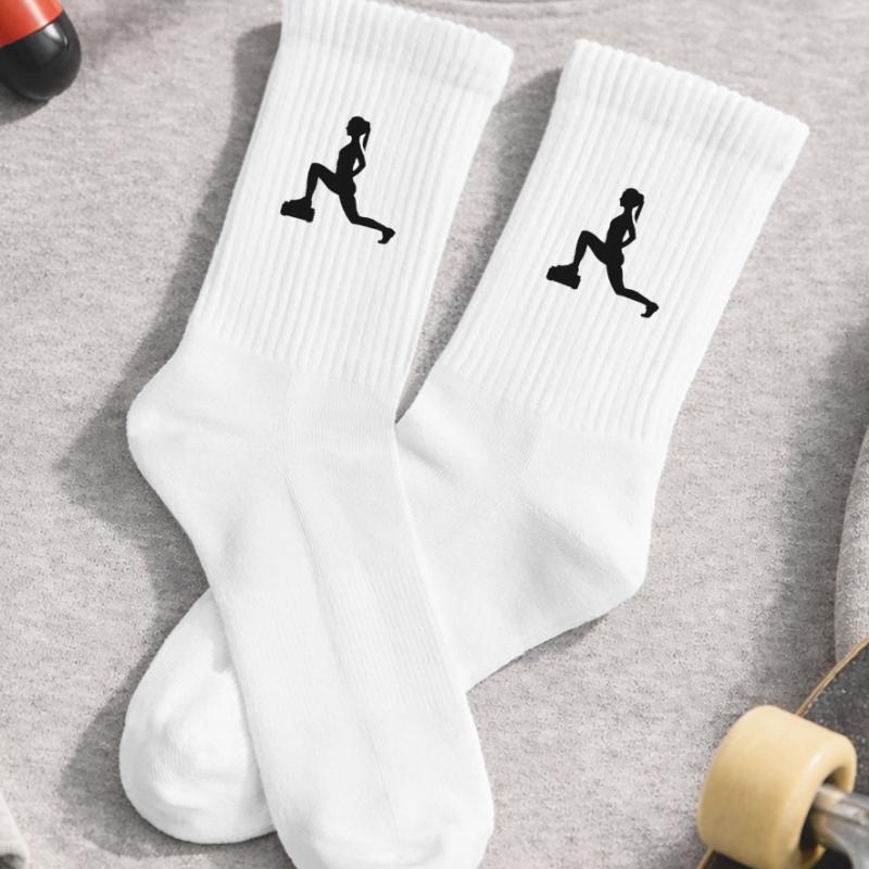 Mädchen oder Dame, die Schritte oder Aerobic macht Kinder Tennissocken