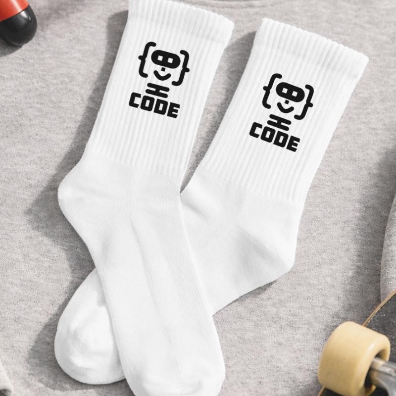 Logo de code de programmeur hacker avec texte CODE Chaussettes de tennis bio enfant