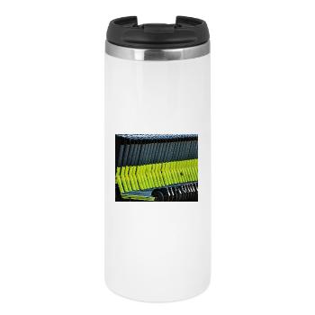 Trottinettes électriques vert néon garées dans la rangée - Mug isotherme - blanc - Devant