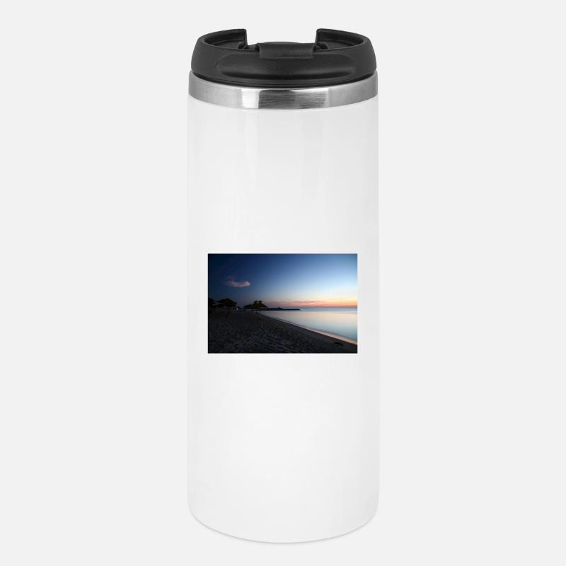 Lever de soleil sur la plage tranquille - Mug isotherme - blanc
