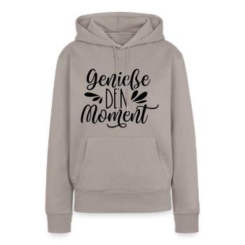 Genieße den Moment - Frauen Premium Bio Hoodie - Taupe - Vorne - Julia (174cm)