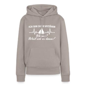 Segelboot Kapitänin Weil ich es kann - Frauen Premium Bio Hoodie - Taupe - Vorne - Julia (174cm)