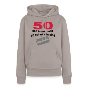 50. Geburtstag – 50 scharf wie eine Rasierklinge - Frauen Premium Bio Hoodie - Taupe - Vorne - Julia (174cm)