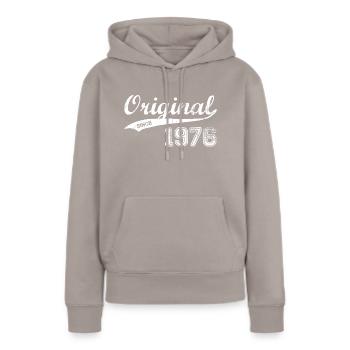 1976 - Frauen Premium Bio Hoodie - Taupe - Vorne - Julia (174cm)