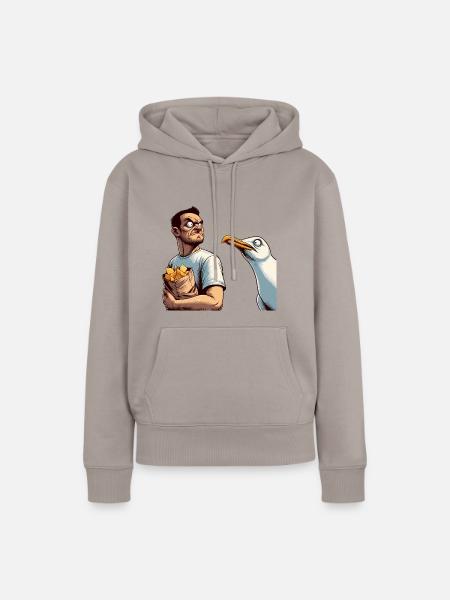 Duell Mann mit Chips gegen Möwe - Frauen Premium Bio Hoodie - Taupe