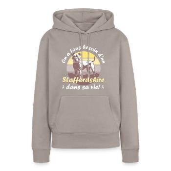 On a tous besoin d'un staffordshire dans sa vie! - Sweat à capuche Premium bio Femme - taupe - Devant - Julia (174cm)