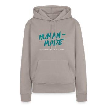 Human-made – Klartext für AI-Skeptiker | Statement - Frauen Premium Bio Hoodie - Taupe - Vorne - Julia (174cm)