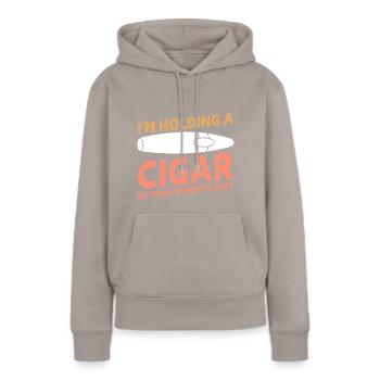 I'm Holding A Cigar Funny Cigar Smoking - Frauen Premium Bio Hoodie - Taupe - Vorne - Julia (174cm)